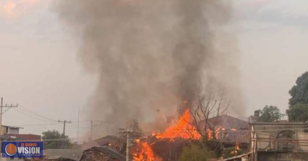 Fuerte incendio arrasa con vivienda, en la colonia La Charanda