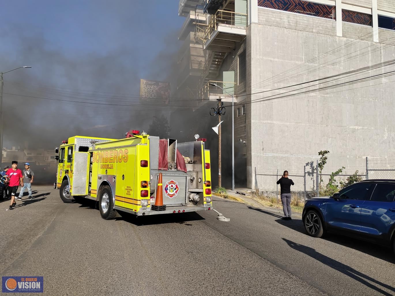 Atiende Bomberos y Policía Morelia incendio de vehículo en estacionamiento de gimnasio