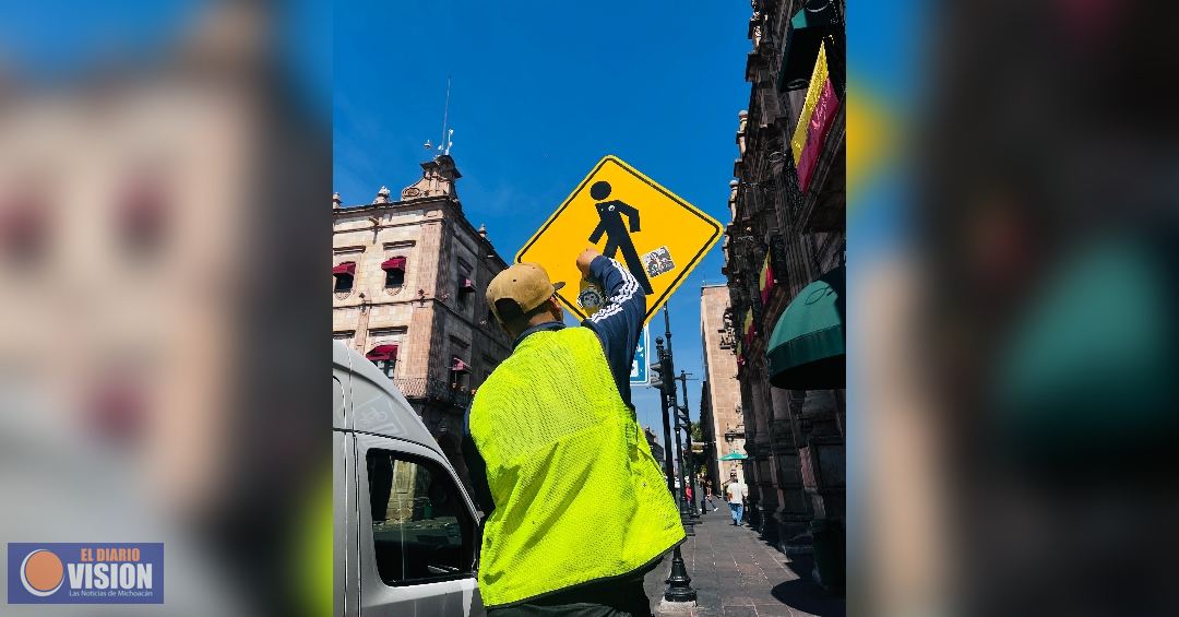 Gobierno de Morelia refuerza mantenimiento de señalética en el Centro Histórico