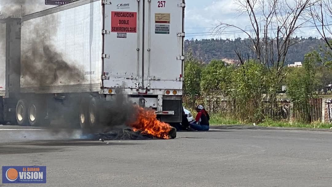 Normalistas queman vehículo en Morelia
