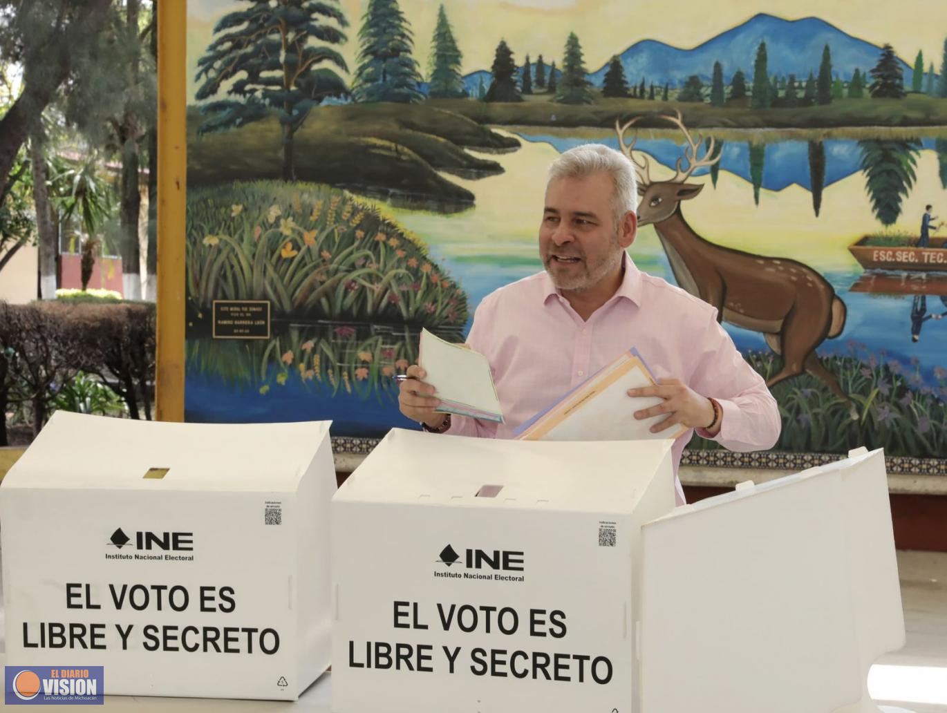 Bedolla vota y llama a votar en históricas elecciones judiciales