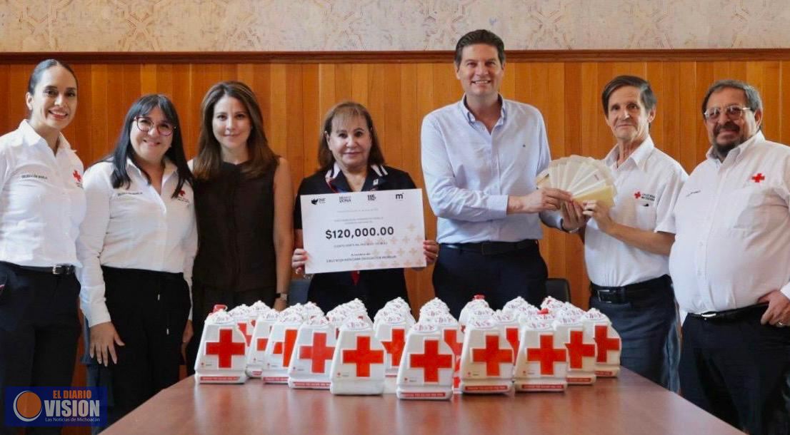Alfonso Martínez entrega alcancías y donativo adicional a la Cruz Roja