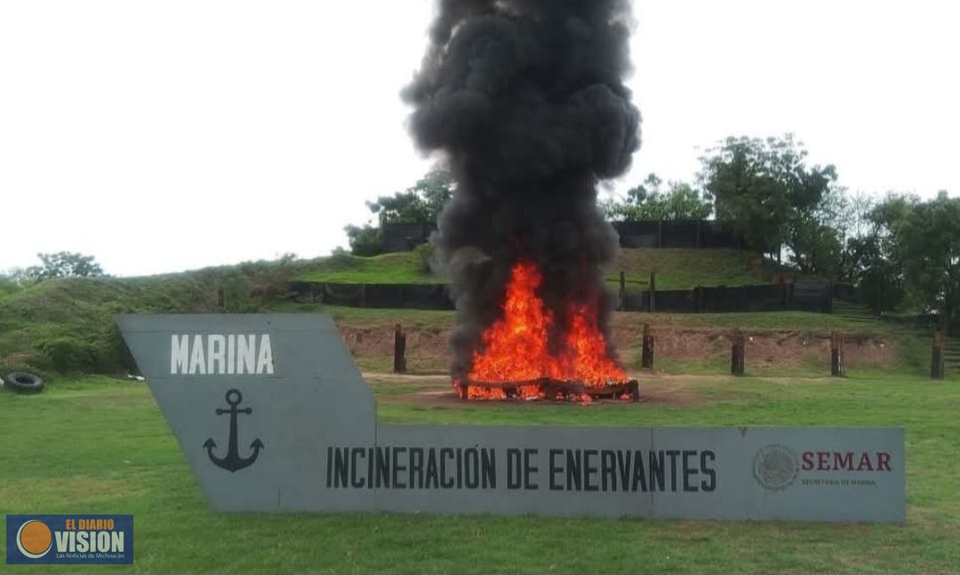 Marina incinera más de una tonelada de clorhidrato de cocaína asegurada en costa de Michoacán