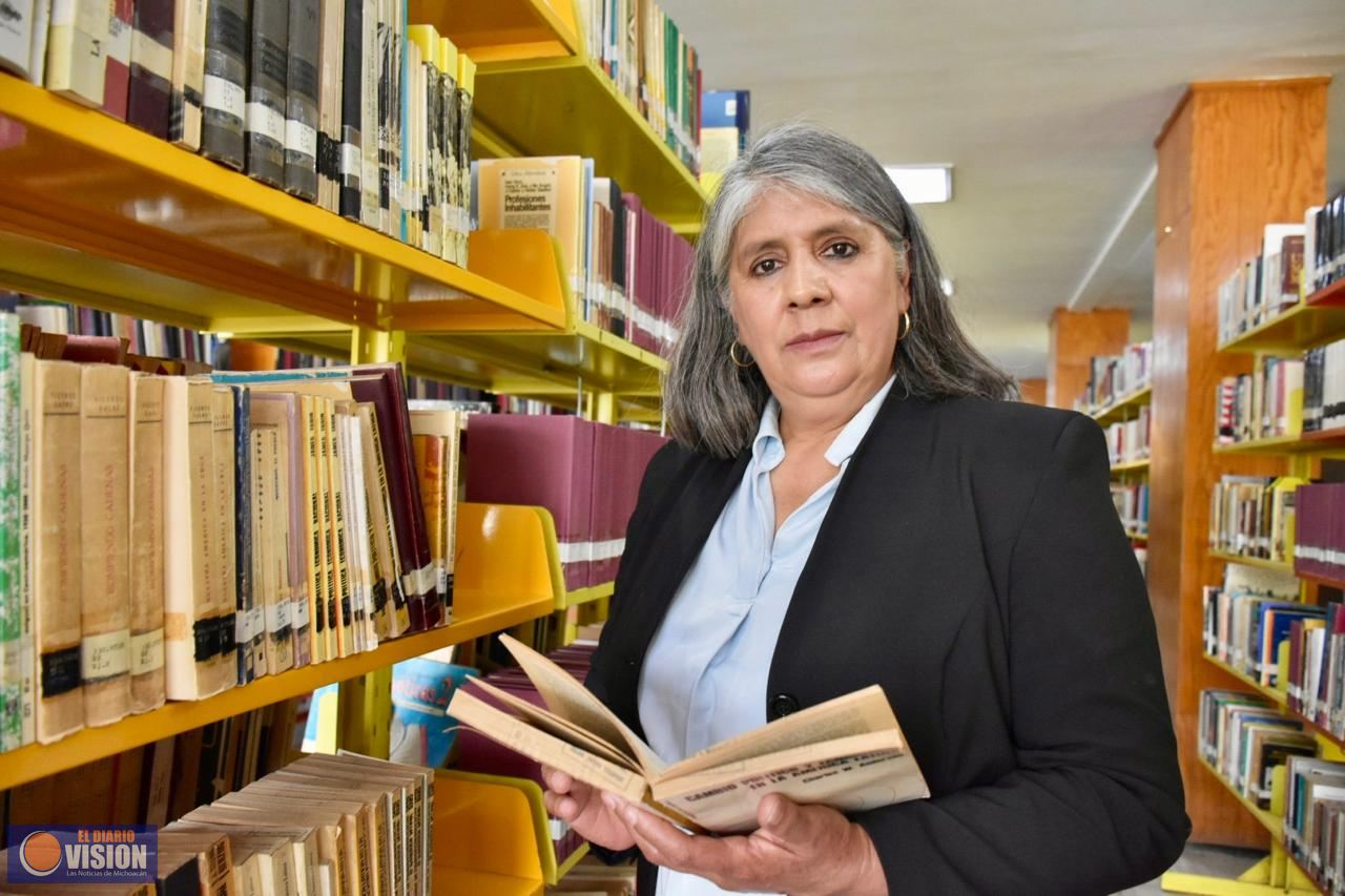 Reconoce Gabriela Molina el trabajo de la bibliotecaria Danelia Rivera