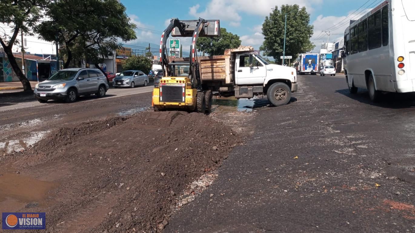 Despliega Secretaría de Servicios Públicos brigadas de limpieza en laterales de salida a Quiroga