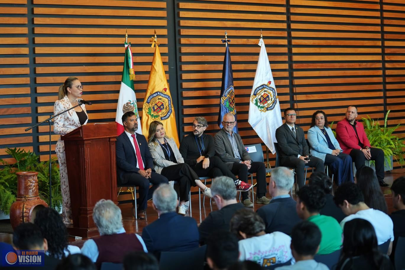 A romper paradigmas y a seguir creando, convoca Yarabí Ávila a estudiantes nicolaitas