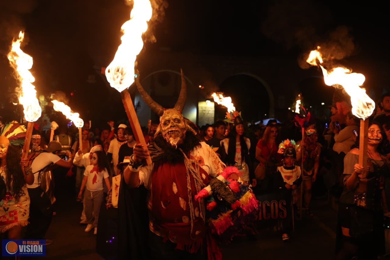 Miles de paseantes y turistas disfrutan del Zombie Walk