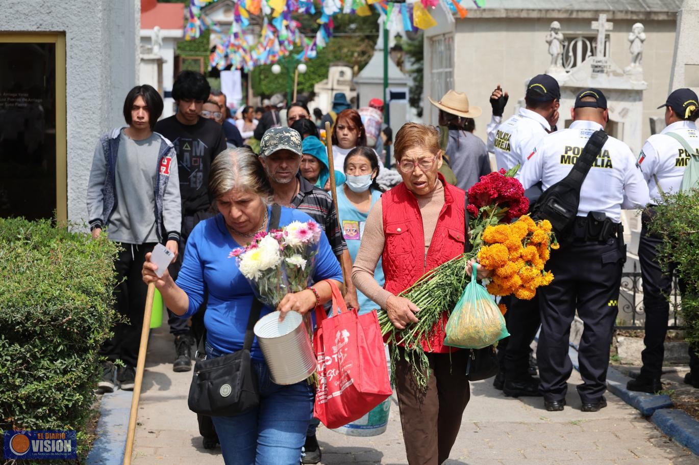 Miles de familias visitan en armonía y orden a sus difuntos en Panteón Municipal