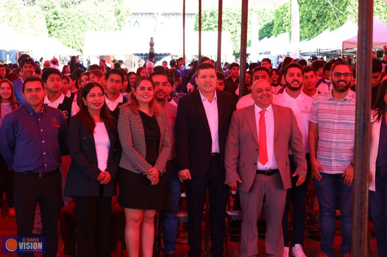 Inaugura el Diputado Vicente Gómez la Expo UNIS en Tacámbaro 