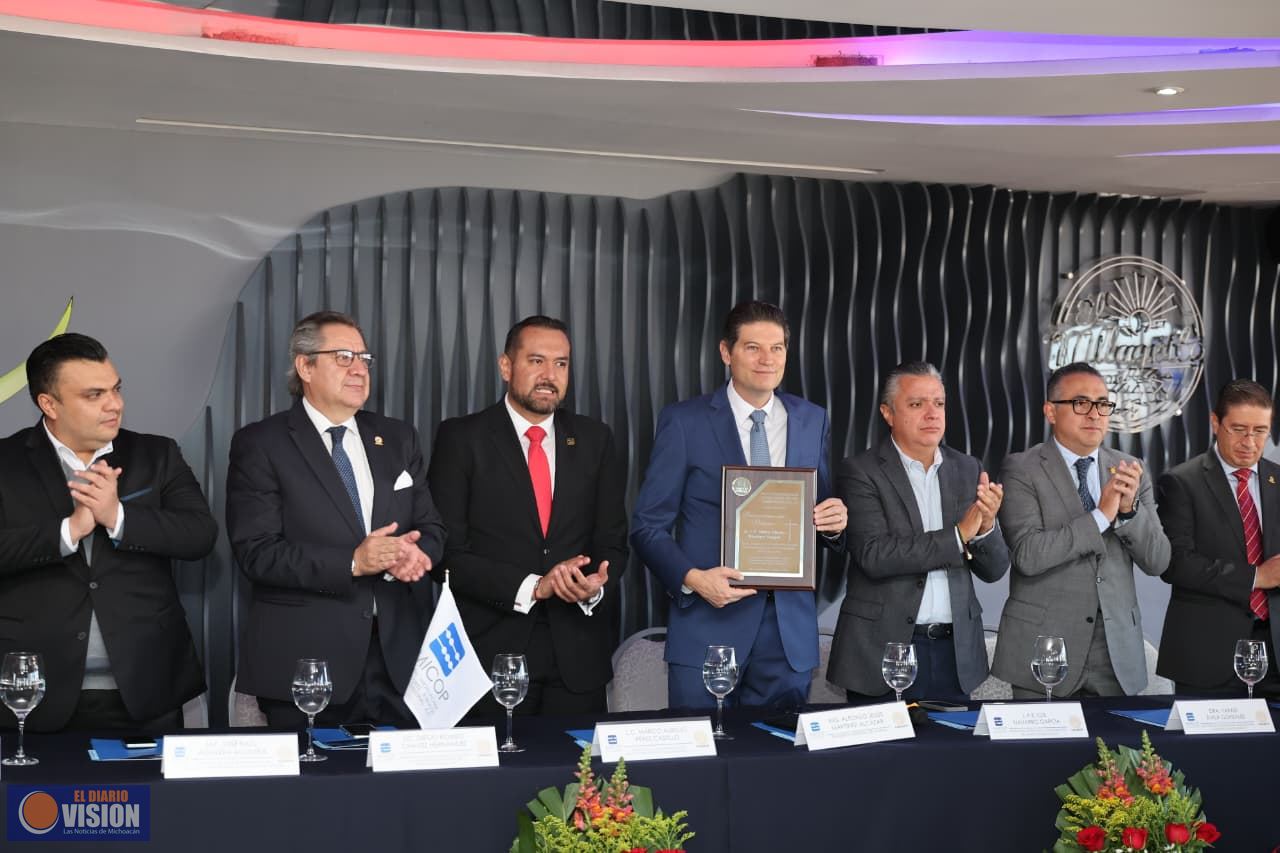 Reconoce Alfonso Martínez vigencia y papel de los contadores públicos
