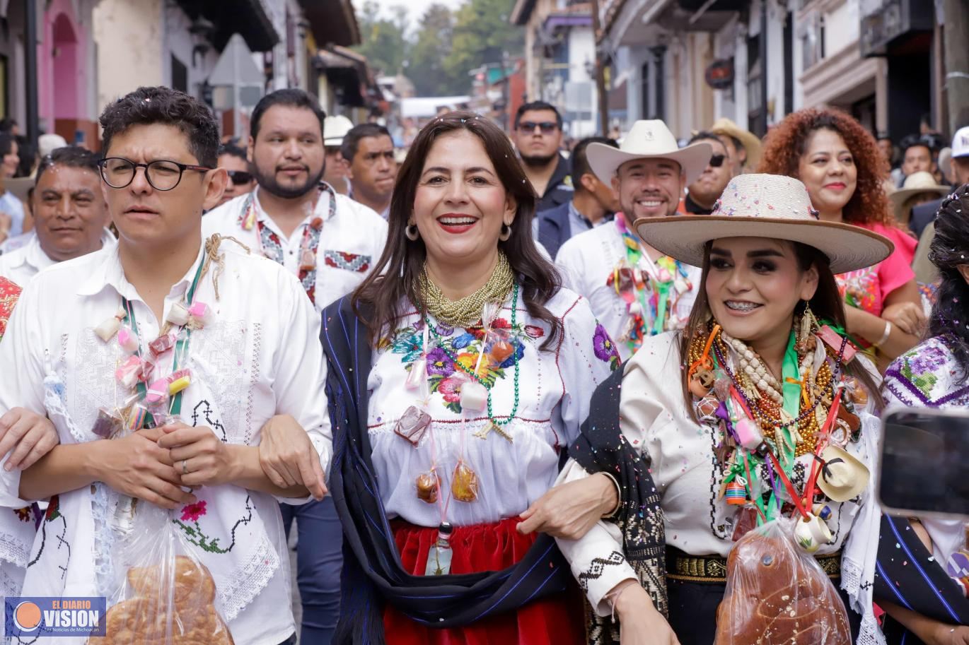 Gaby Molina, de la mano de los artesanos de Uruapan 