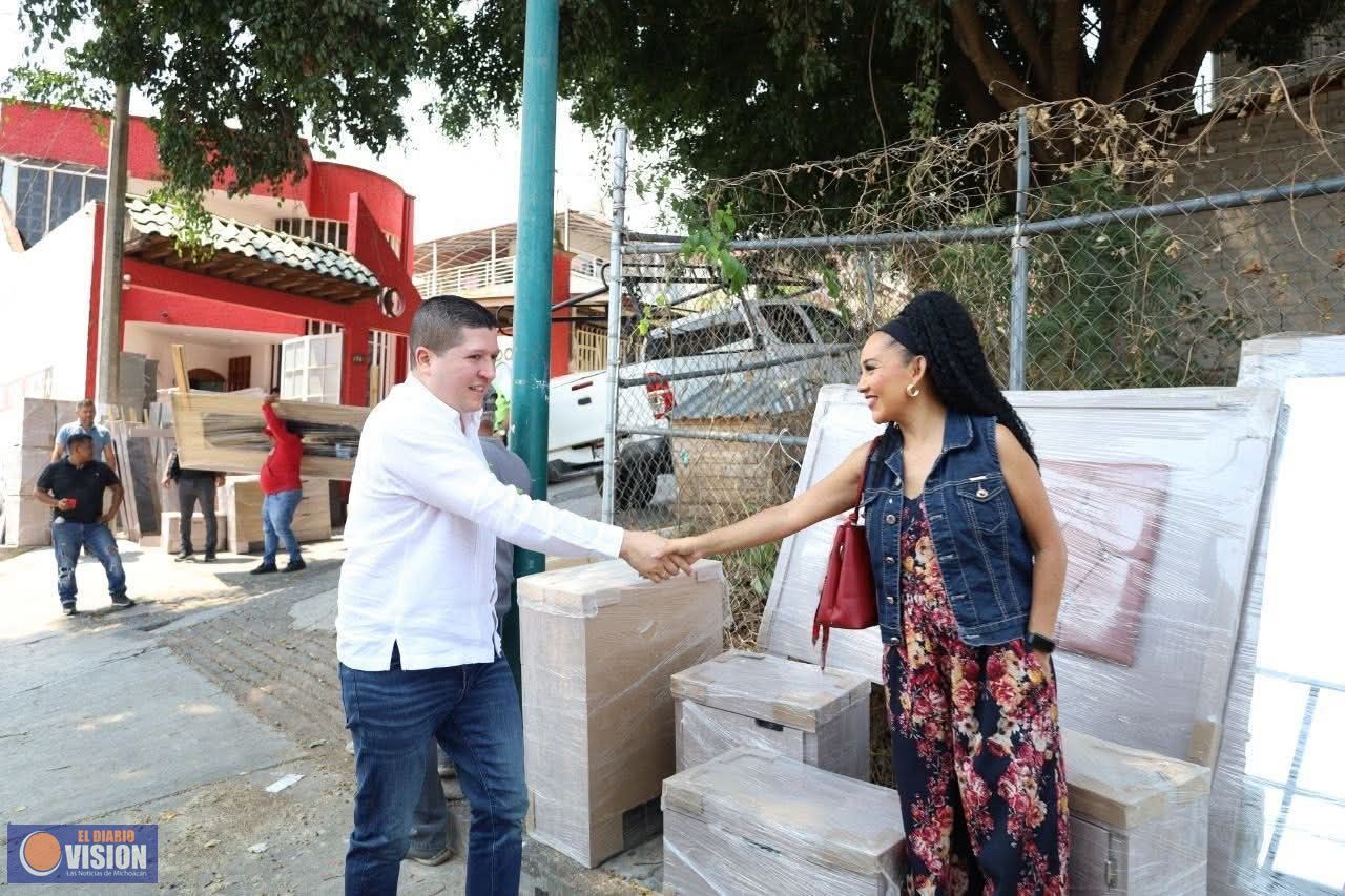 Vicente Gómez entrega enseres del Programa de Apoyos Subsidiados