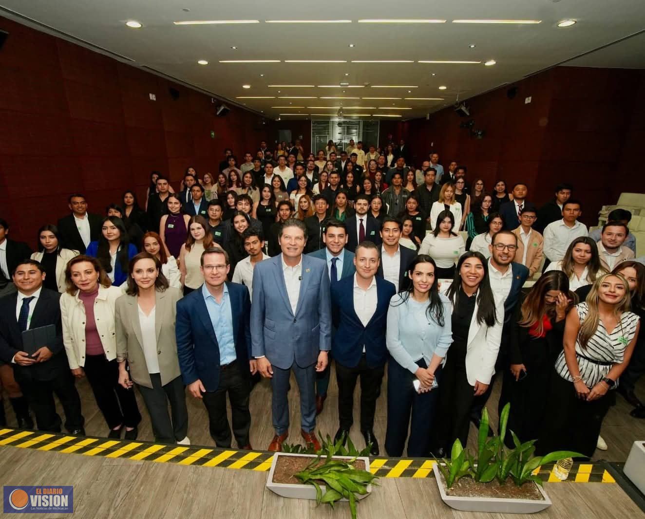 Refrenda Alfonso Martínez su compromiso con la juventud