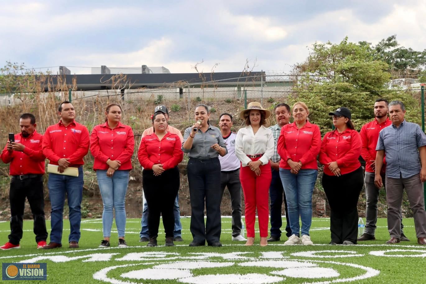 Graciela Hernández Arreola inauguró cancha de fútbol rápido, en la Tenencia de Puruarán 