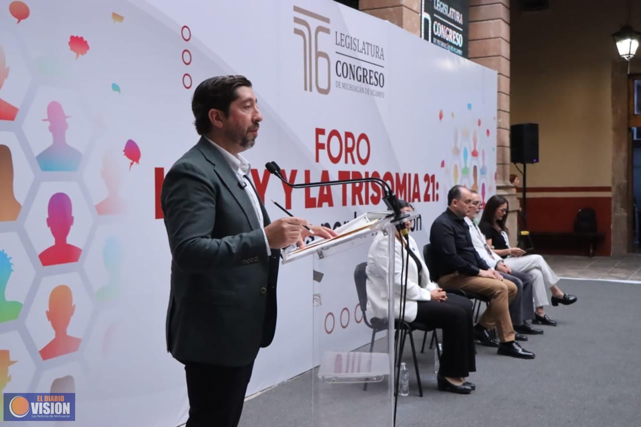 Abraham Espinoza refrenda compromiso con la inclusión durante foro “La Ley y Trisomía 21”