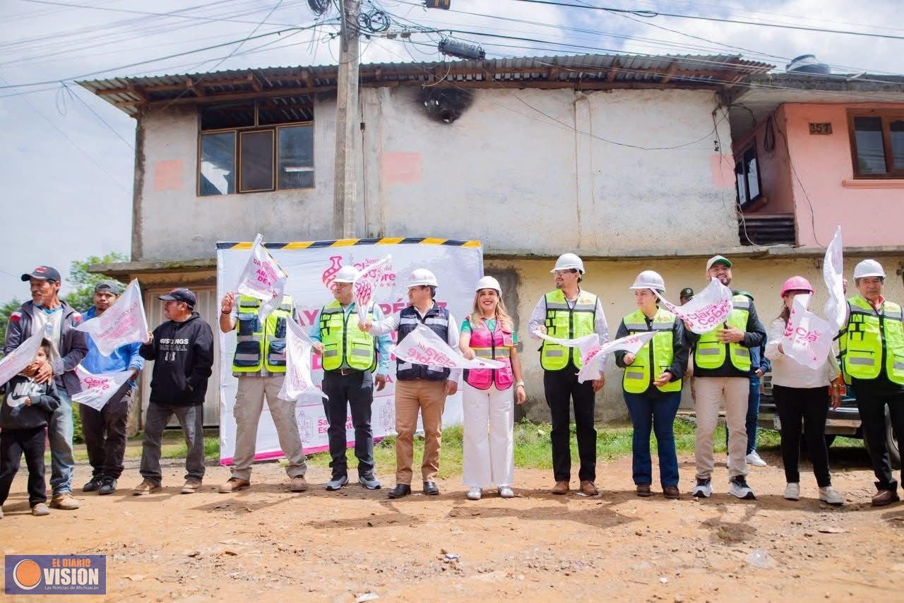 Dayana Pérez arranca obra de pavimentación en calles de Santa Clara del Cobre