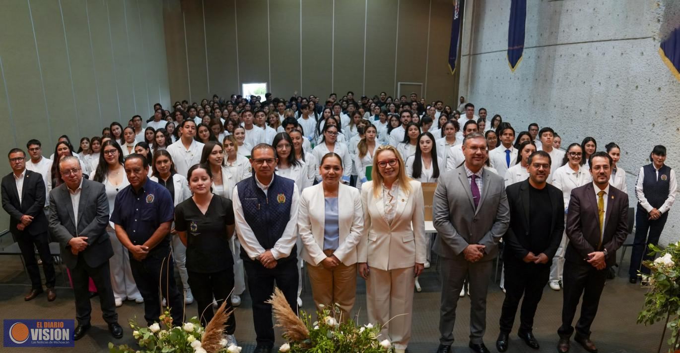 A conducirse con ética y vocación de servicio, llama Yarabí Ávila a egresados del área de la salud