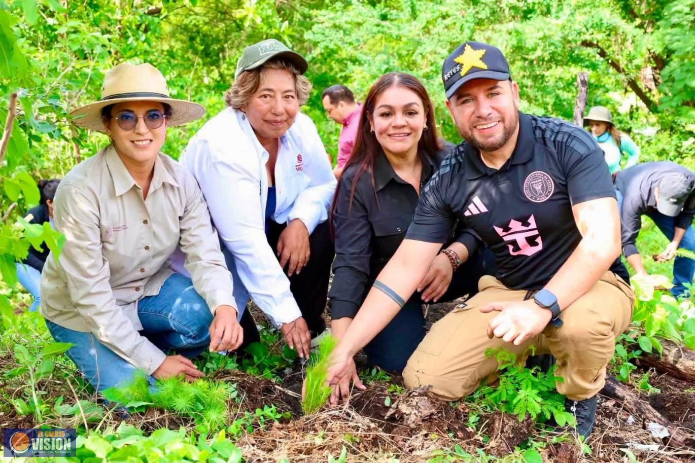 Reyes Galindo apoya  reforestación en La Huacana 