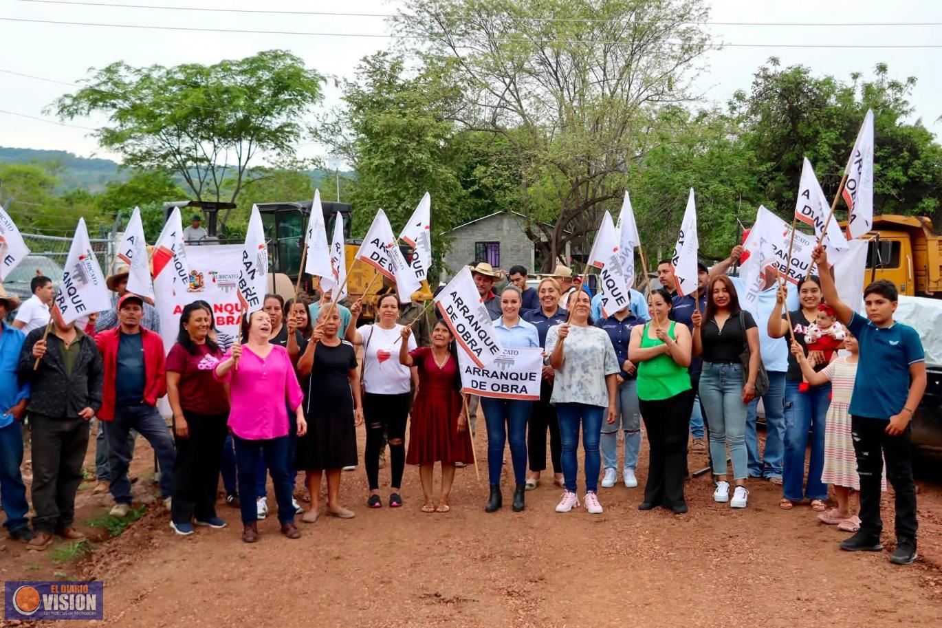 Graciela Hernández Arreola arranca obra de pavimentación en la comunidad del Jazmín 