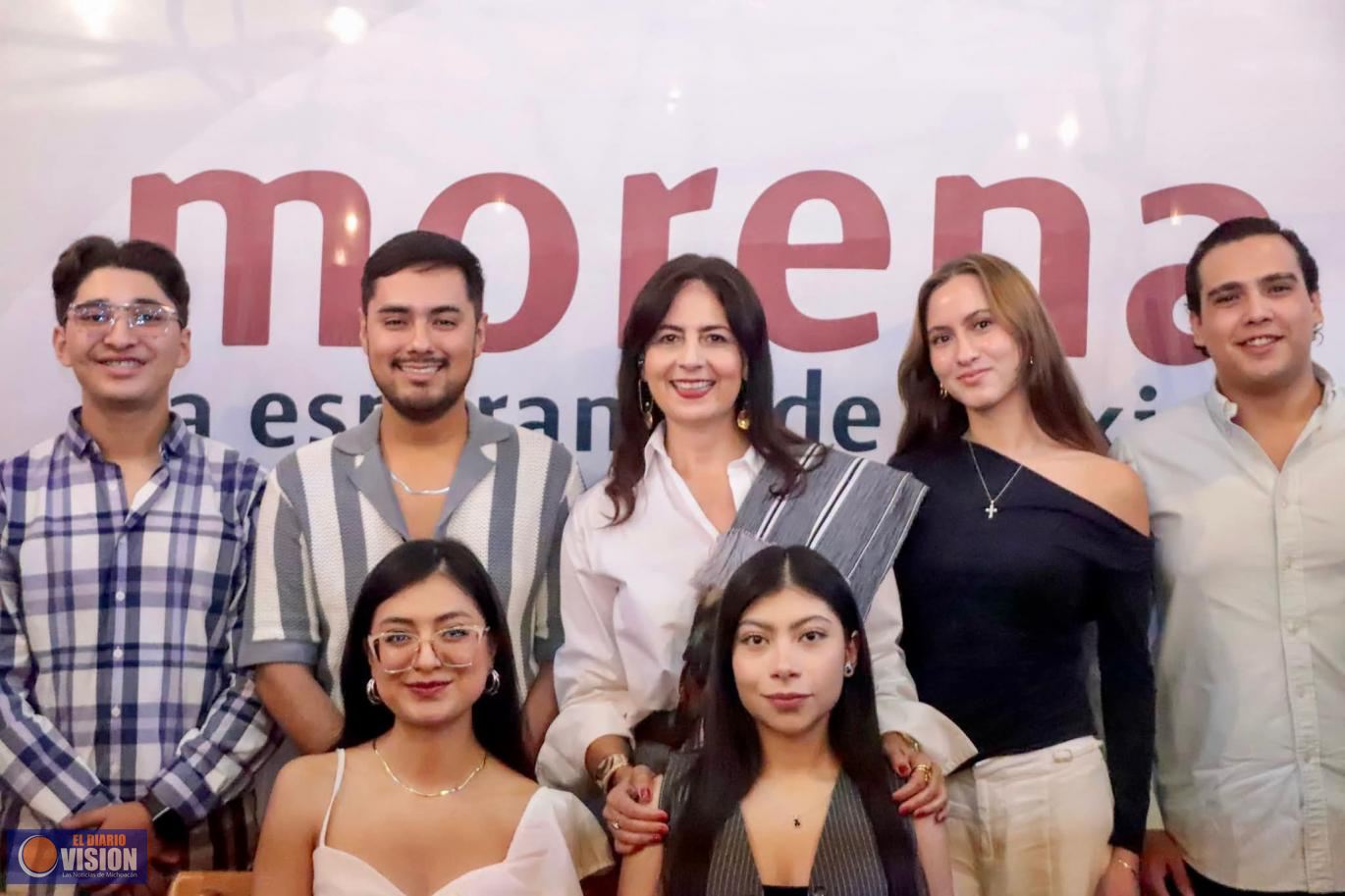 Jóvenes comparten con Gaby Molina la visión de futuro