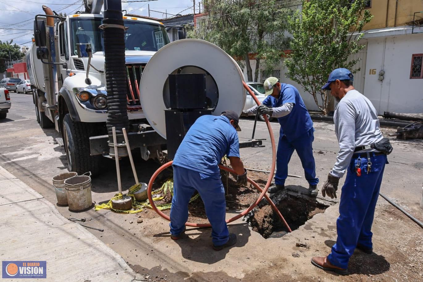 Ooapas atiende colapso en línea sanitaria en la calle Pascual Ortiz Rubio