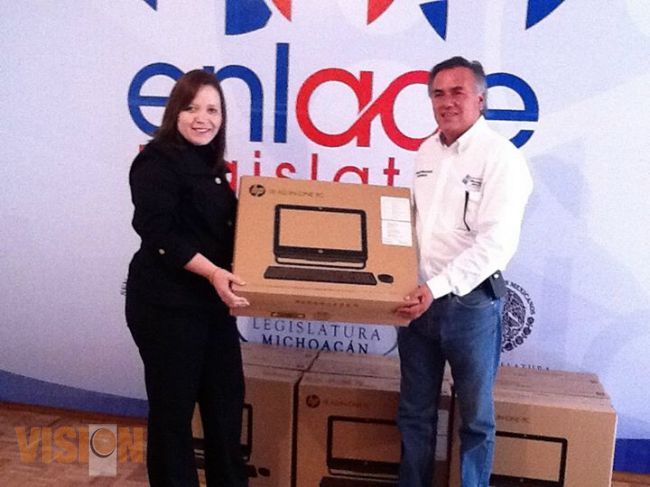 Diputada Laura González realiza entrega de equipos de cómputo para aulas virtuales en municipios