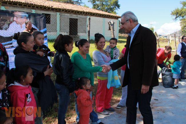 Salvador Vega reparte juguetes a niños en pobreza extrema.