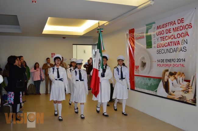 Maestros y Alumnos comparten experiencia del programa red escolar.