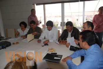 Diputados mantienen reunión con funcionarios de gobierno para abordar desastres en el Oriente 