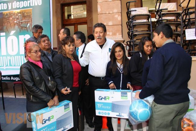 Entrega el diputado Sarbelio Molina material educativo
