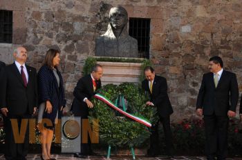 El Presidente Calderón y el Gobernador Godoy montan guardia honor Casa Morelos