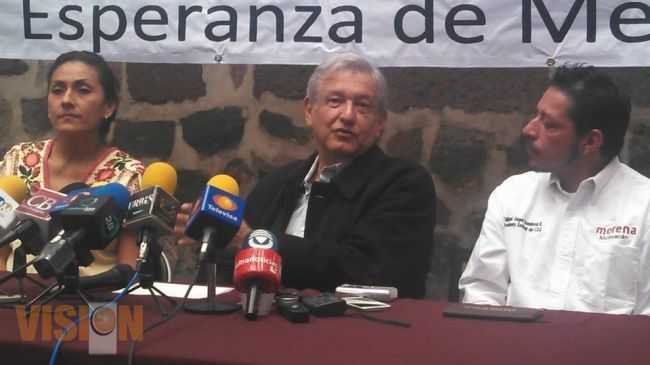 López Obrador concluye gira por Michoacán