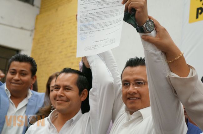 Se registra Carlos Torres Piña rumbo a la Dirigencia Estatal del PRD