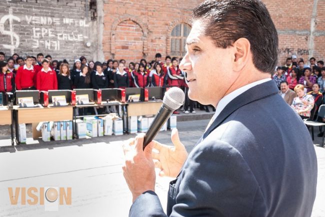 Entrega más apoyos Silvano a preparatorias en Morelia.