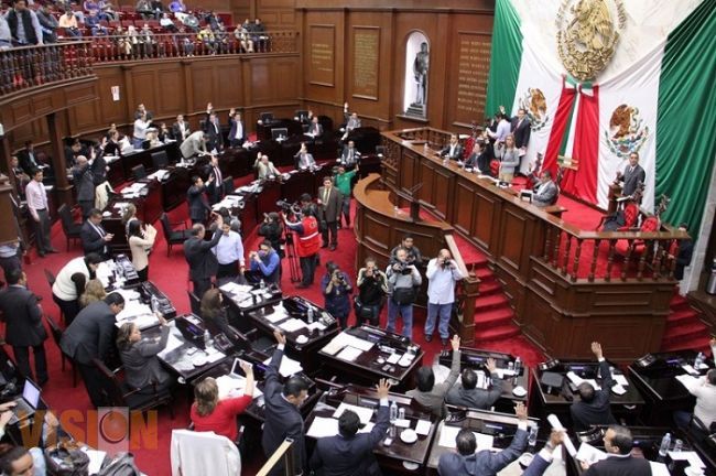 Designan merecedora de la “Medalla Michoacán al Merito Docente” a la maestra Esther Castro