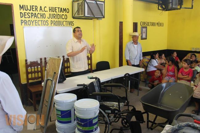 Elías Ibarra atiende demandas de la población del distrito de Huetamo.