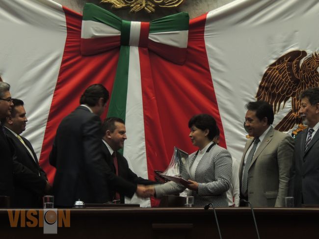 Congreso del Estado entrega la presea Michoacán al Mérito Docente a Martha Esther Castro Marín.