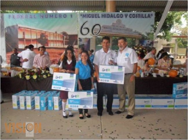 Entrega Sarbelio Molina mobiliario y equipo de cómputo  a escuelas de Huetamo