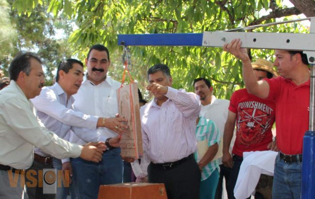 Diputado Sebastián Naranjo entrega recursos para infraestructura en distrito de Los Reyes.