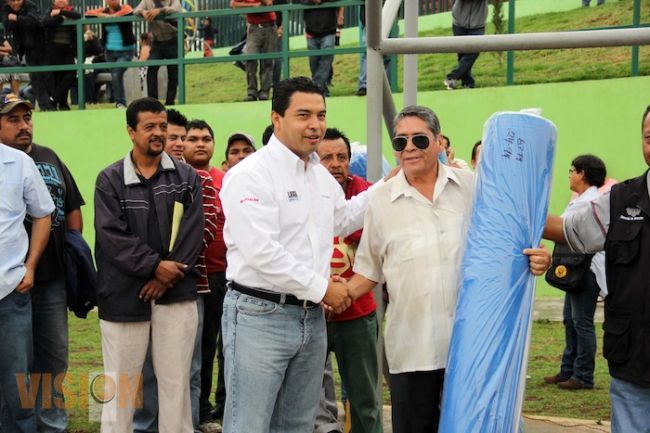 Entrega Olivio López apoyos a comerciantes de Morelia