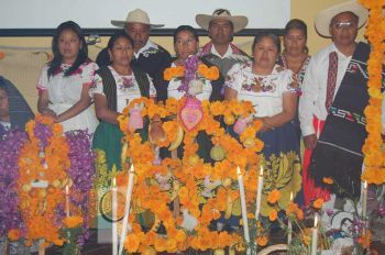 Organizan ofrenda a las animas en la region lacustre