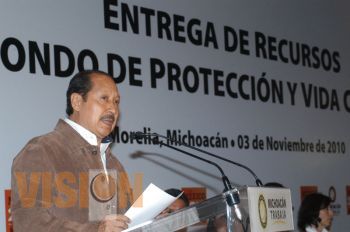 Entrega el Gobernador Leonel Godoy fondo vida campesina