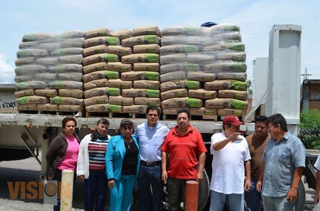Apoya Antonio Sosa con materiales de construcción para rehabilitar espacios educativos