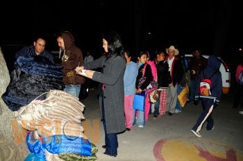 DIF entrega cobijas a familiares de pacientes