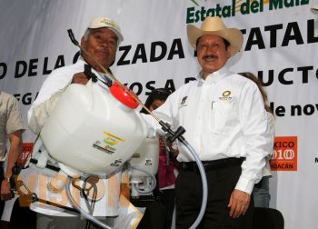 Dentro del programa Cruzada Estatal del Maíz Godoy entregó equipo a campesinos