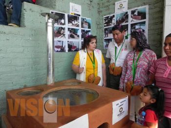 Entrega Selene Vazquez utensilios en el municipio de Chilchota