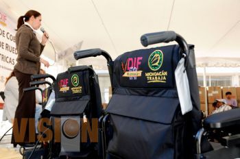 Entrega Magdalena Ojeda Arana cobijas y sillas de ruedas
