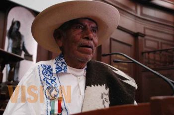 Entrega Leonel Godoy Rangel la Presea Melchor Ocampo al Pireri Agapito Secundino Faustino