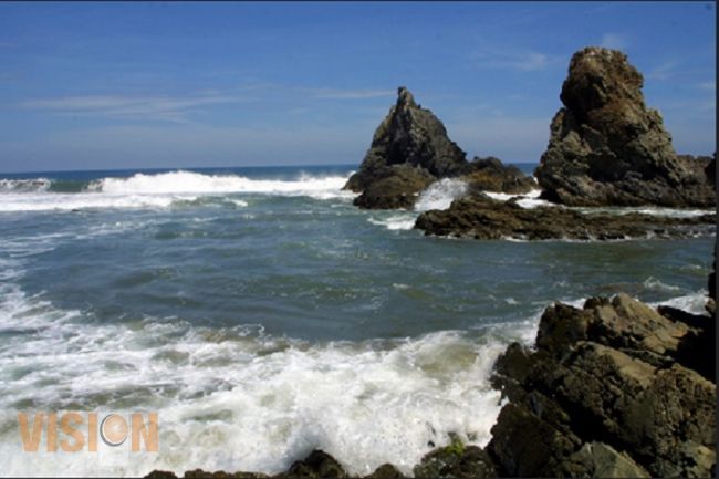 Mar de fondo deja a mujer desaparecida en playa de Michoacán