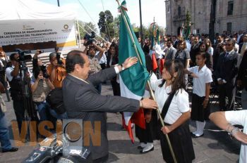 Preside Leonel Godoy la Ceremonia de Abanderamiento de las Escoltas de Telebachillerato